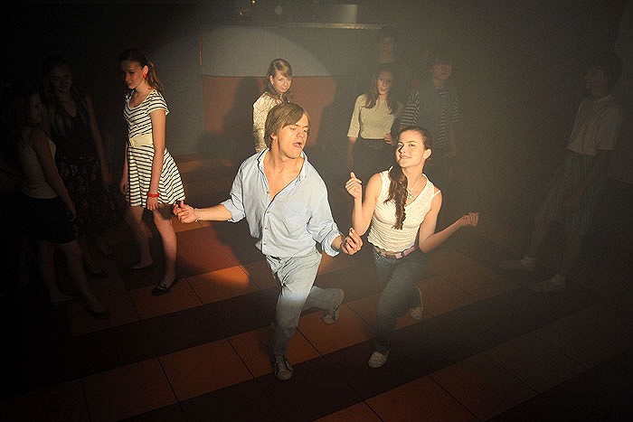 http://img.csfd.cz/files/images/film/photos/000/466/466369_03e403.jpg?w700