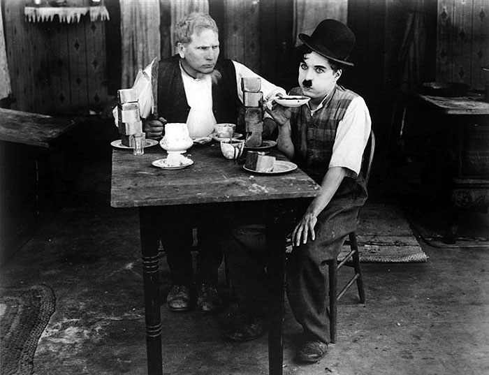 Chaplin dedinským hrdinom
