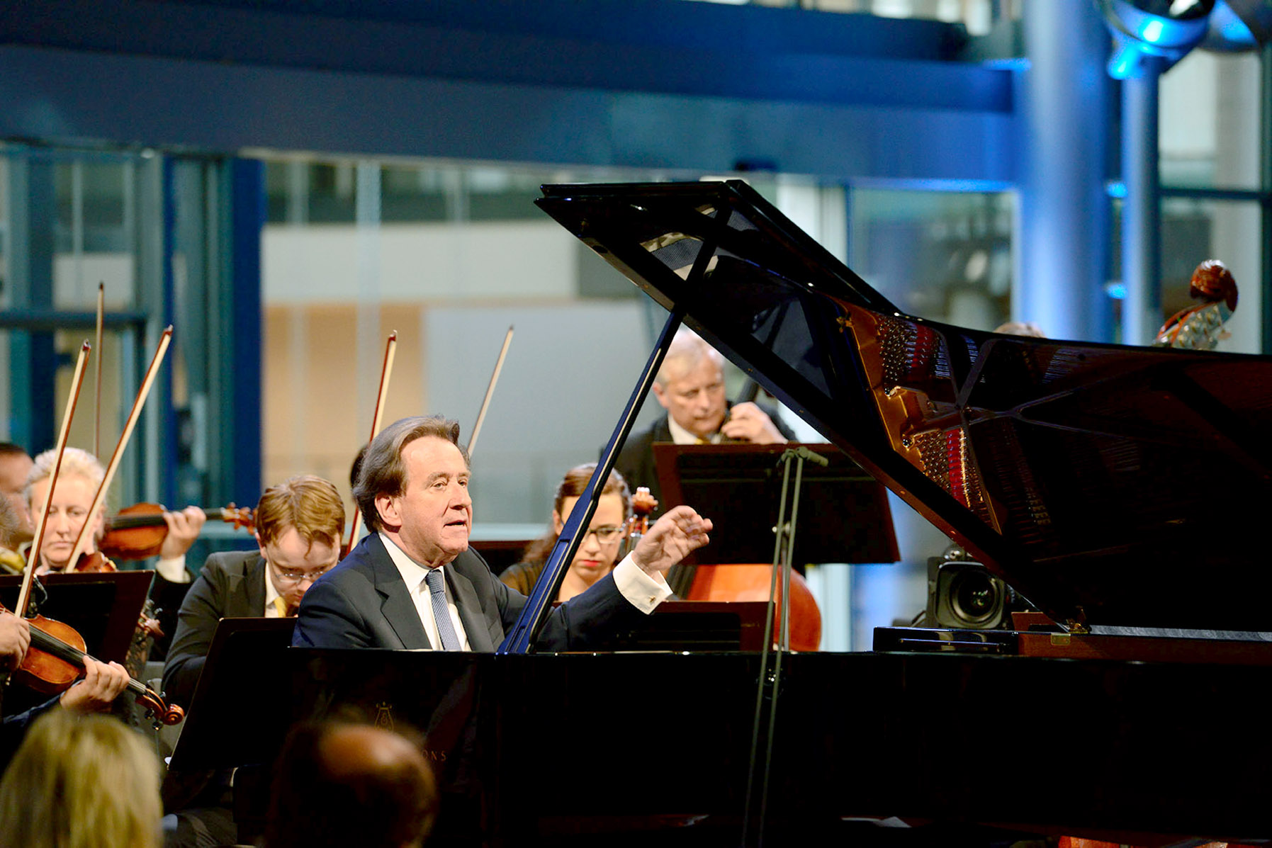 Mozart in der Gläsernen Manufaktur - Rudolf Buchbinder und die Staatskapelle Dresden