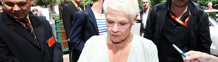 Skvělá Judi Dench před tiskovou konferencí na KVIFF