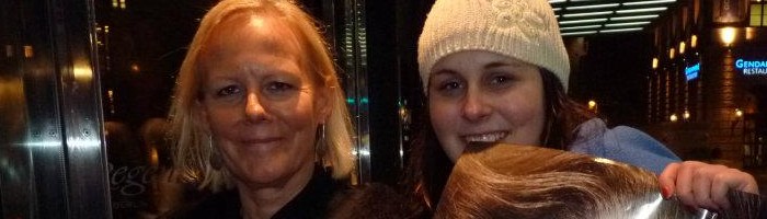 S režisérkou Phyllidou Lloyd. V ruce držím podepsaný plakát k Iron Lady. Kromě Phyllidy se mi podepsal i Jim Broadbent!